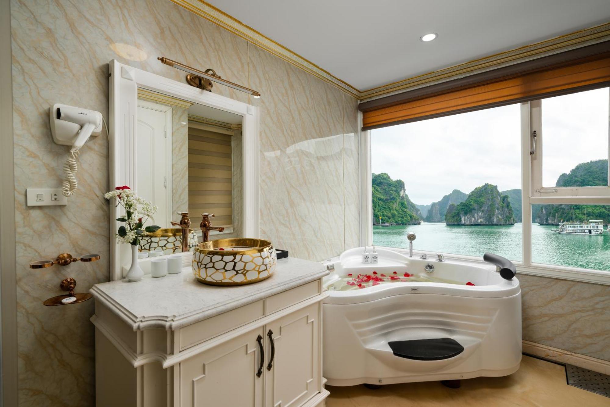 فندق Halong Aquamarine Royal Cruise ها لونغ المظهر الخارجي الصورة